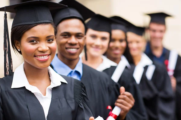 Diplômés universitaires multiculturels se tenant dans une rangée — Photo