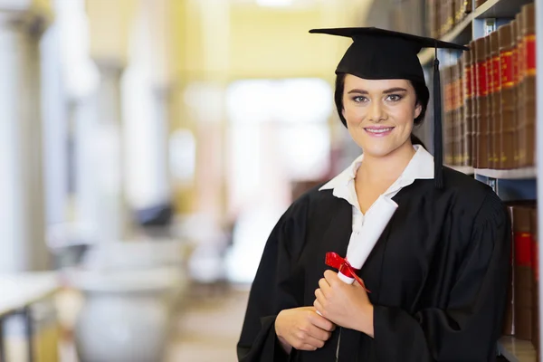 Fiatal diplomás kezek diploma — Stock Fotó