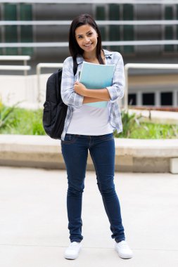 genç üniversite öğrencisi kampüste