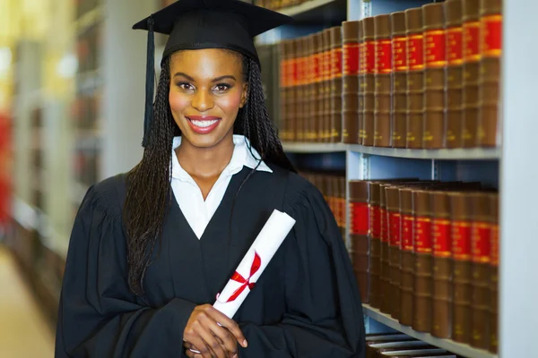 Студент з дипломом одягнений у випускний одяг — стокове фото