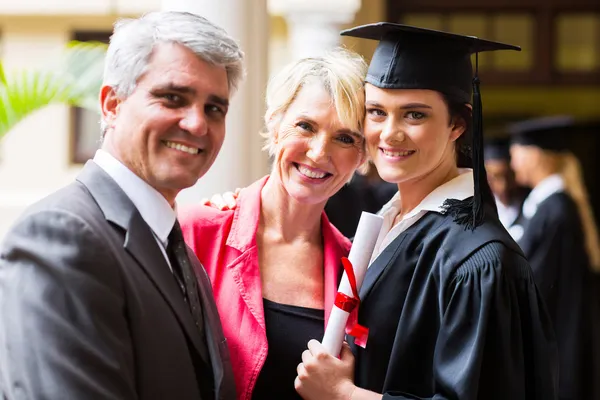 Hochschulabsolvent mit Eltern — Stockfoto