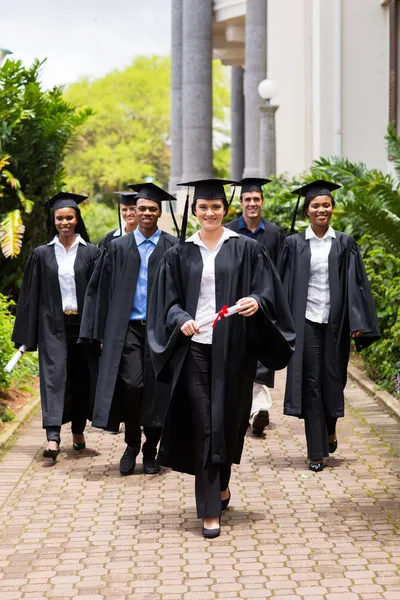 Graduados caminhando para a cerimônia — Fotografia de Stock