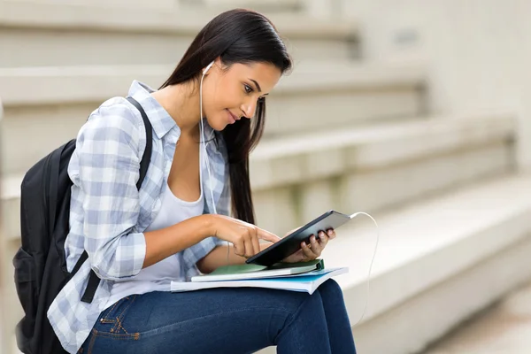 Vrouwelijke universiteitsstudent met behulp van tablet pc — Stockfoto