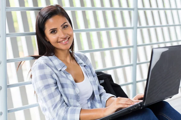 Menina da faculdade usando computador portátil — Fotografia de Stock