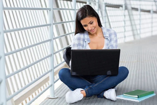 Jovem menina da faculdade com um laptop — Fotografia de Stock