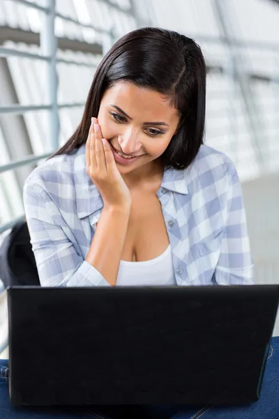 Young woman using computer — Stock Photo, Image