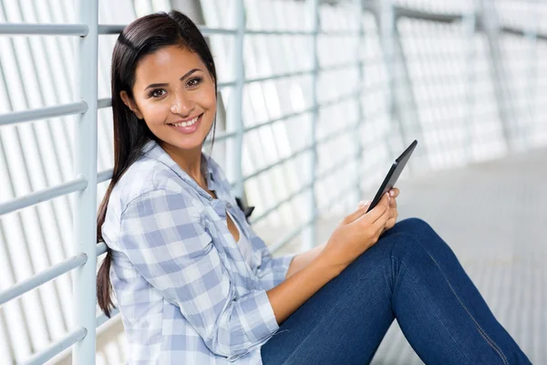 Studentin mit Tablet-Computer — Stockfoto