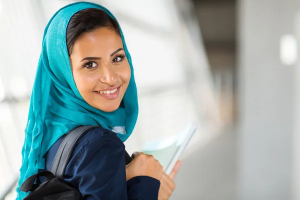 Ragazza araba nel campus — Foto Stock