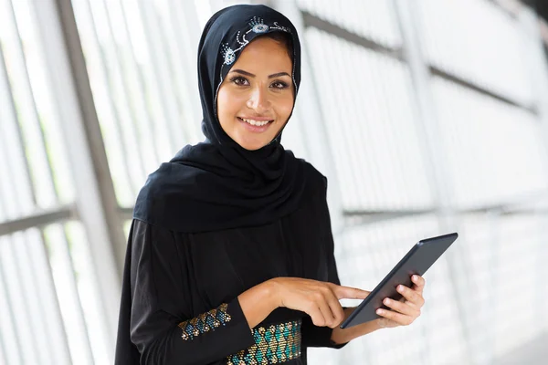 Araberin mit Tablet — Stockfoto