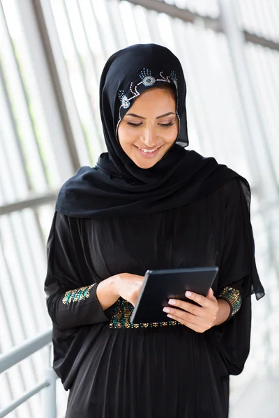 Mulher do Oriente Médio usando tablet — Fotografia de Stock