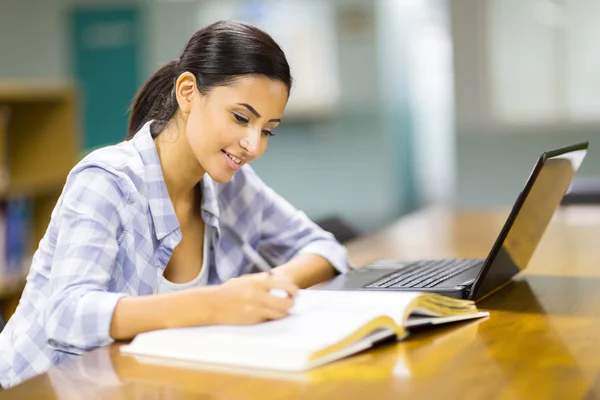 Estudante estudando na biblioteca — Fotografia de Stock