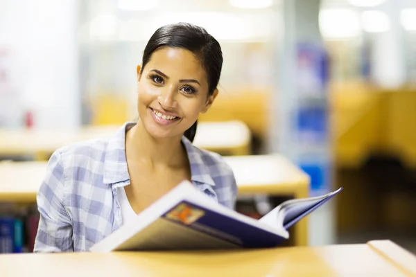 College student met een boek — Stockfoto