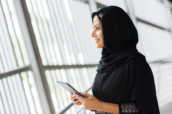 Muslimische Frau mit Tablet-Computer — Stockfoto