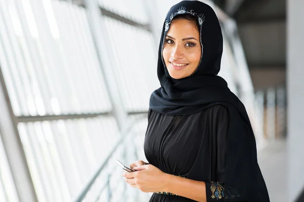 Arabian woman holding smart phone — Stock Photo, Image