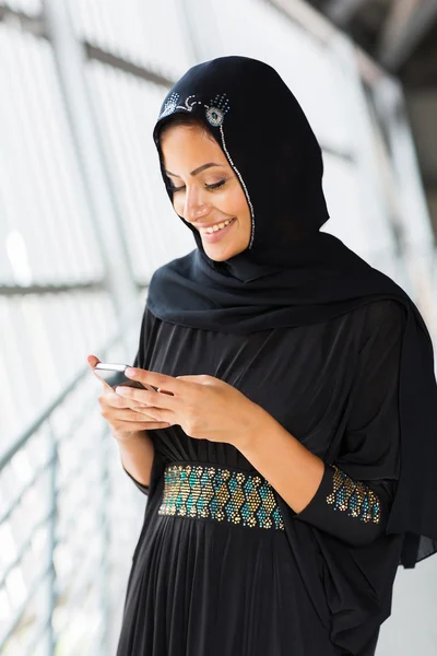 Mujer islámica usando teléfono inteligente —  Fotos de Stock