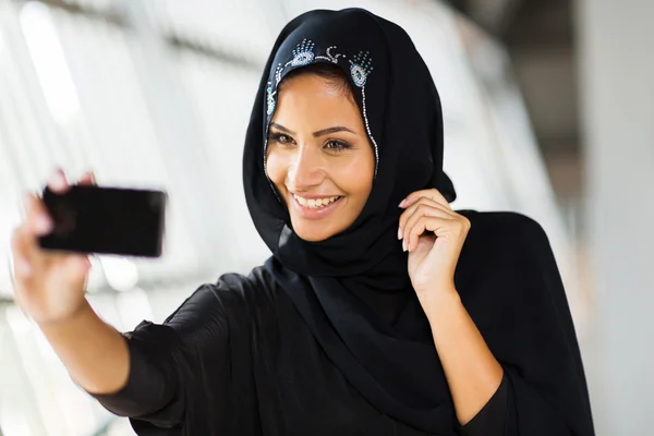 Mujer árabe tomando autorretrato —  Fotos de Stock