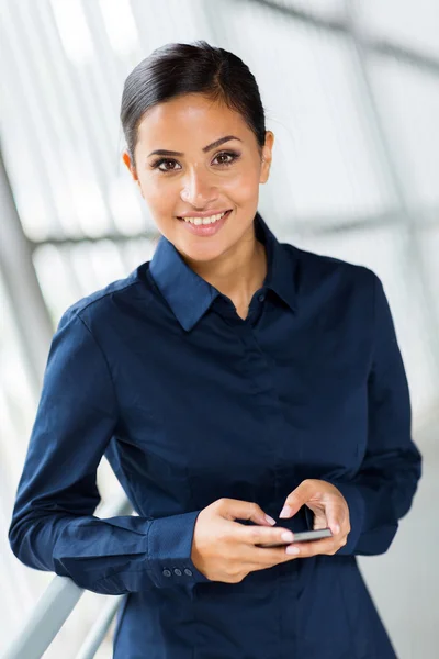 Femme d'affaires utilisant un téléphone intelligent — Photo