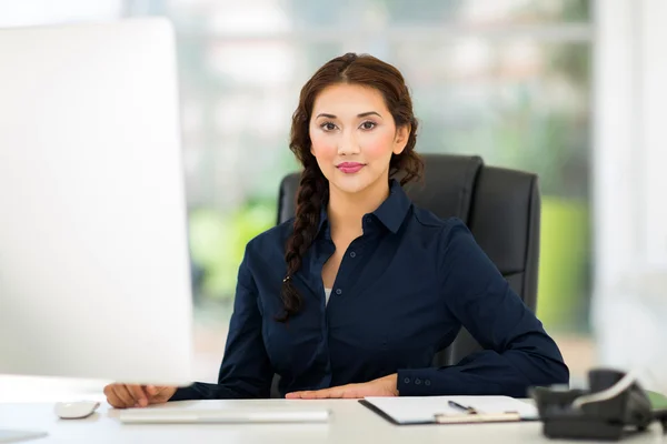 Affärskvinna i office — Stockfoto