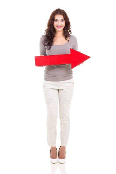 Mladá žena drží šipka směřující doprava — Stock fotografie