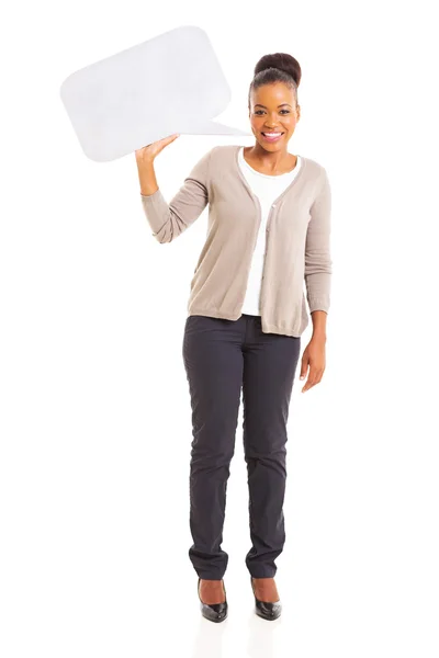 Mulher africana americana segurando bolha discurso em branco — Fotografia de Stock