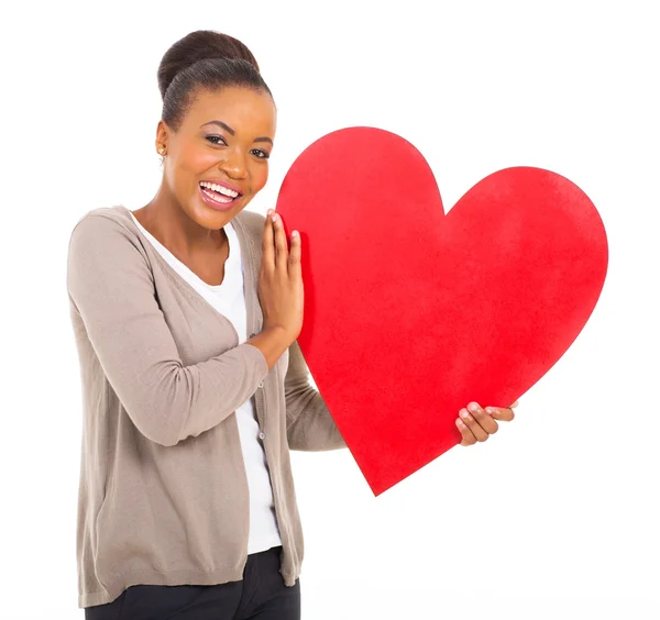 Mujer negra sosteniendo el corazón rojo — Foto de Stock