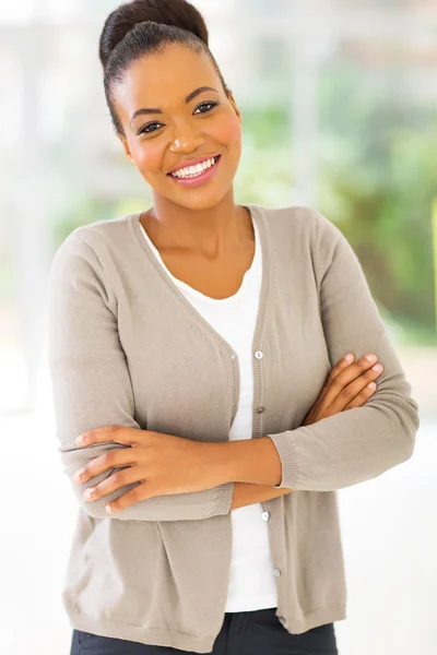 African businesswoman standing in office — Stock Photo, Image