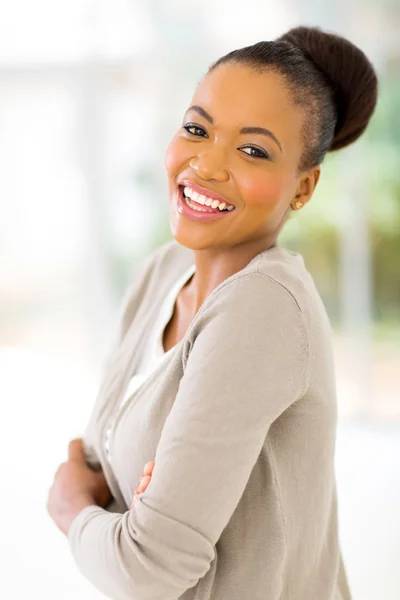 Jeune femme d'affaires africaine avec les bras croisés — Photo
