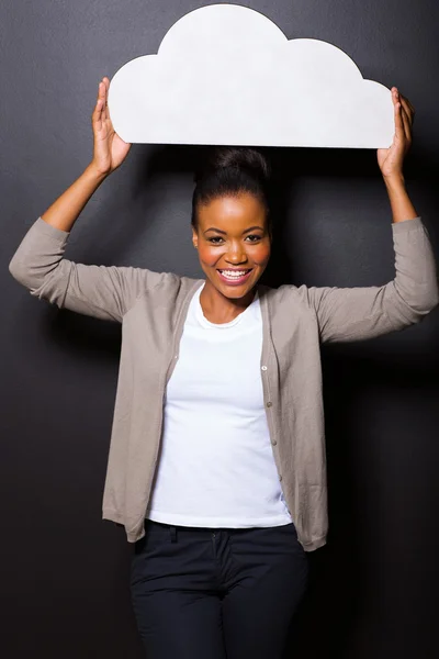 Afro americano donna tenendo tagliato carta nube — Foto Stock