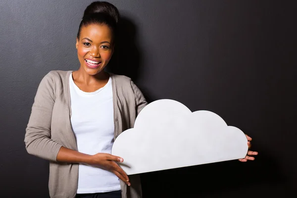 Mujer africana joven sosteniendo forma de nube — Foto de Stock