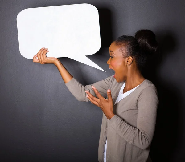 Mujer africana gritando en blanco burbuja de habla —  Fotos de Stock