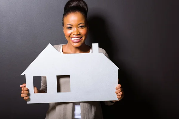 Donna africana con in mano un simbolo di casa — Foto Stock