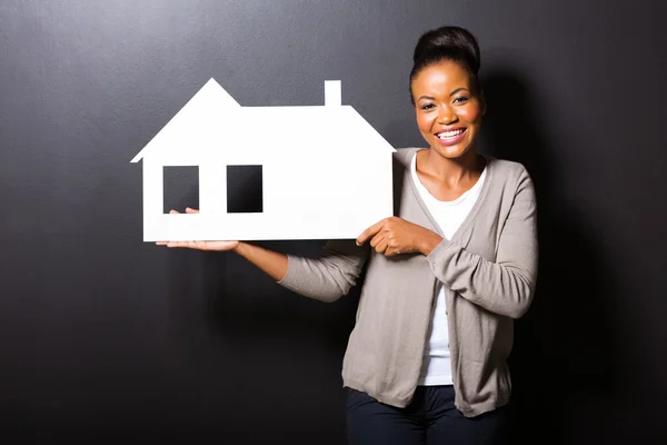 Donna afroamericana che mostra il simbolo della casa — Foto Stock