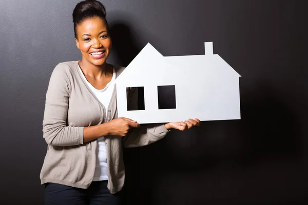 Jeune femme tenant maison en papier blanc — Photo