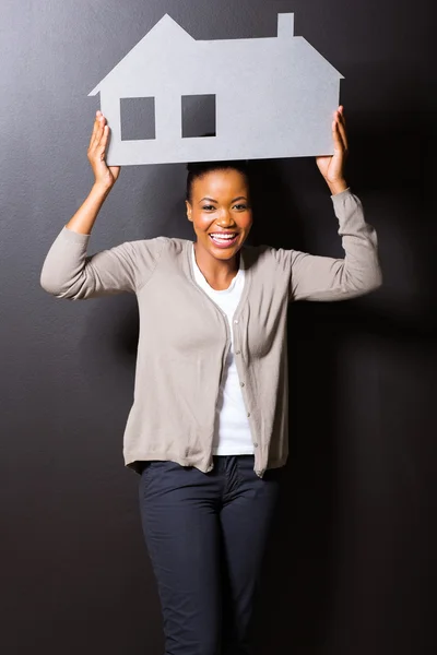 Mujer africana sosteniendo símbolo de la casa — Foto de Stock