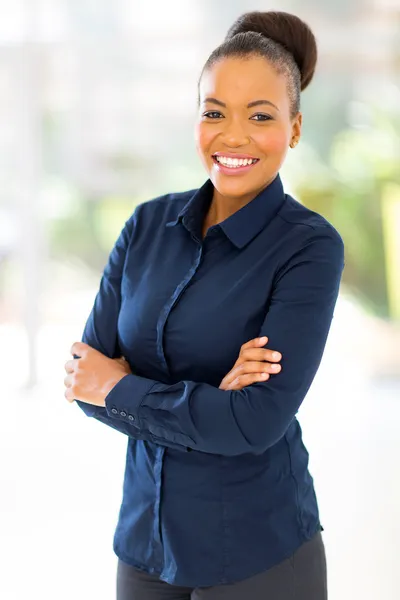 Afro Amerikaanse zakenvrouw met gekruiste armen — Stockfoto