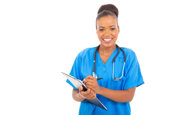 Afrikaanse medische stagiair arts schrijven op Klembord — Stockfoto