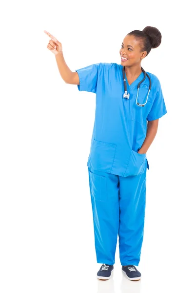 Trabajador de salud afroamericano señalando — Foto de Stock