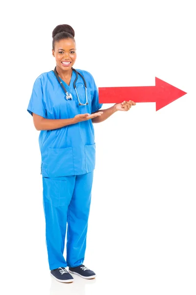 Médico negro con señal de flecha de dirección —  Fotos de Stock