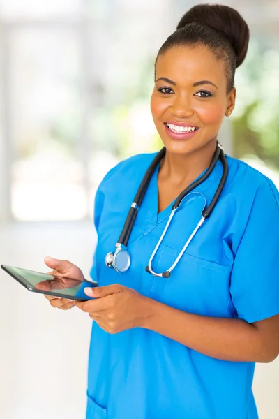 Afrikaanse gezondheidszorg werknemer met behulp van tablet pc — Stockfoto