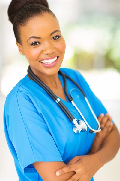 Médica afro-americana com braços cruzados — Fotografia de Stock