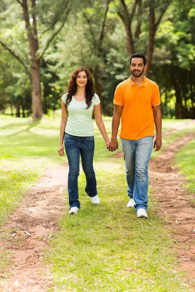 Jovem casal indiano andando ao ar livre — Fotografia de Stock