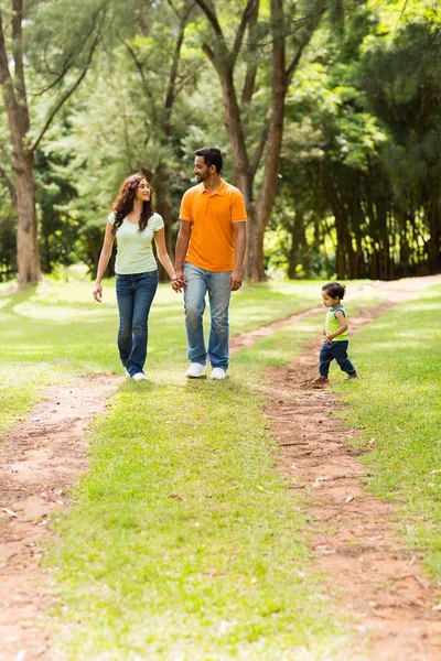 Familjen njuter av en promenad i parken — Stockfoto