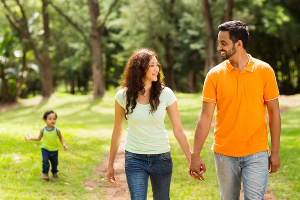 Family walking in the park — Stock Photo, Image