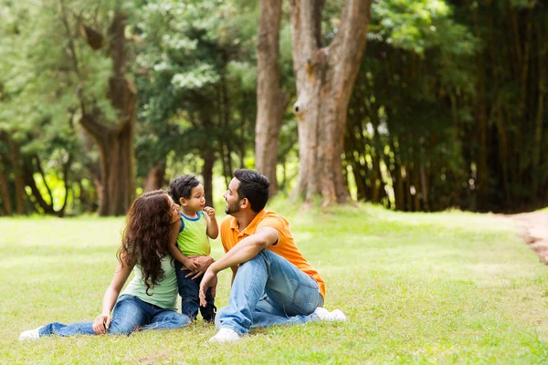 Junge Familie sitzt im Freien — Stockfoto