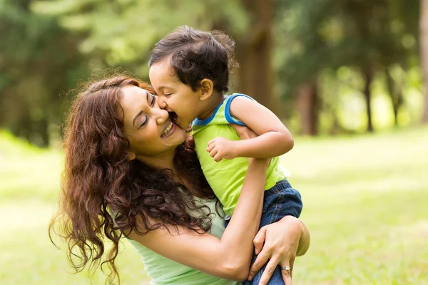 Счастливый маленький мальчик целует мать — стоковое фото