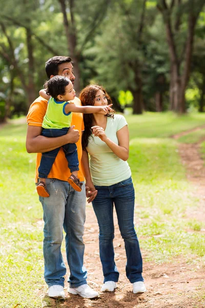 Ung familj avkopplande i skogen — Stockfoto