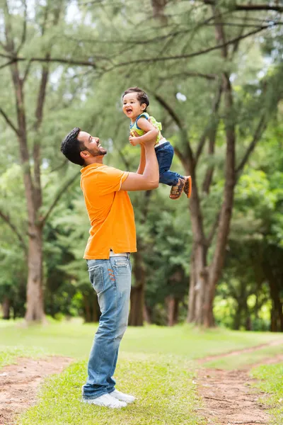 Joyeux jeune père jouant avec son fils — Photo