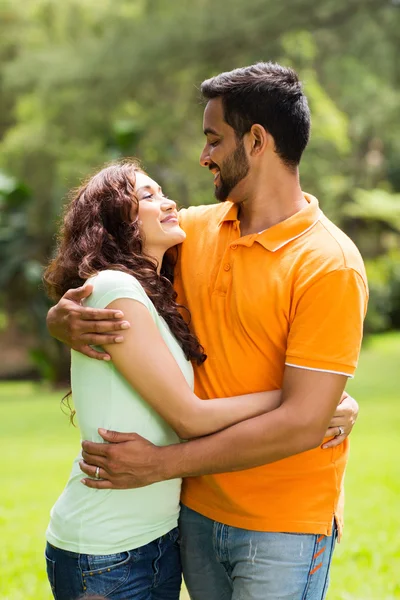 Jonge Indiase paar omarmen — Stockfoto