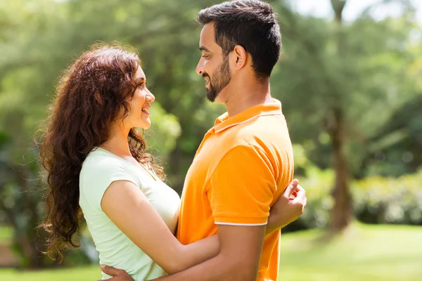 Romântico casal indiano abraçando ao ar livre — Fotografia de Stock