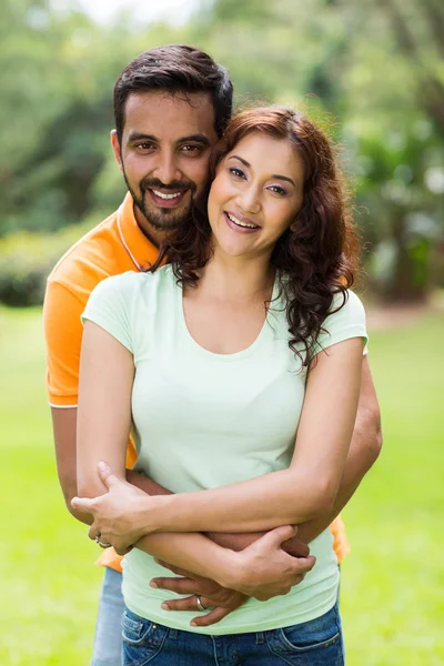 Jovem casal indiano desfrutando de dia de verão — Fotografia de Stock